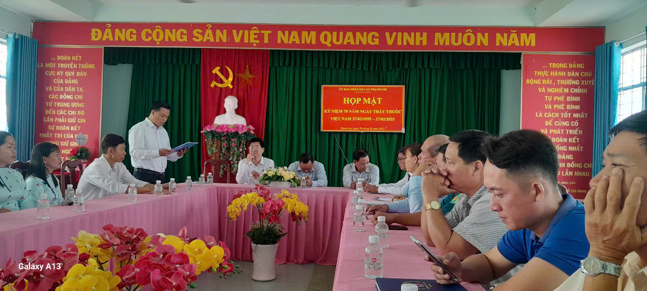 (Ông Đặng Thế Hùng – Trưởng phòng TCHC công bố QĐ                   bổ nhiệm phó Trạm Y tế xã Thạnh Lợi)
