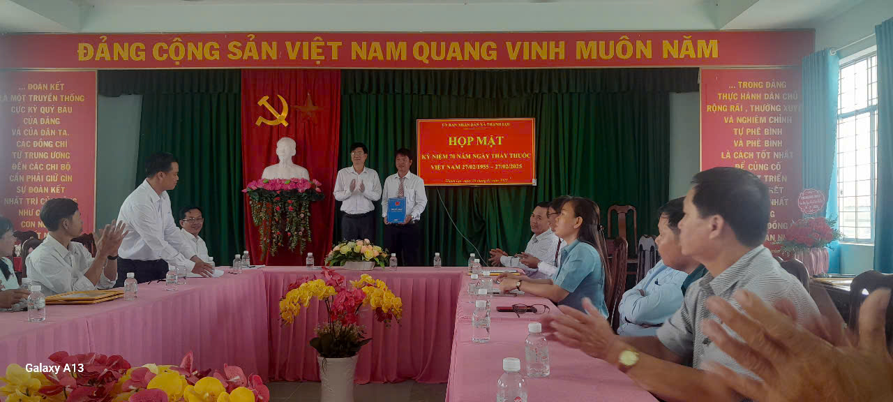  (Bs CKI. Trần Đình Nam, Giám đốc TTYT trao QĐ bổ nhiệm                                                                phó Trạm Y tế cho Ds Nguyễn Duy Thiện)