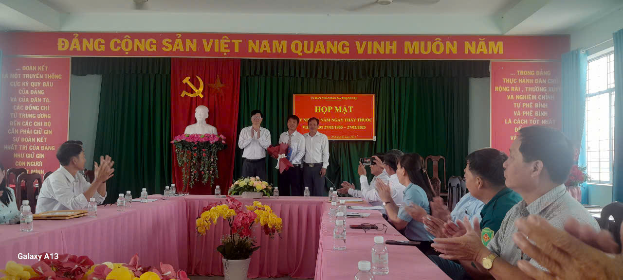 (Ông Võ Thành Tâm – PCT UBND xã Thạnh Lợi (bìa phải) tặng hoa chúc mừng Ds Nguyễn Duy Thiện